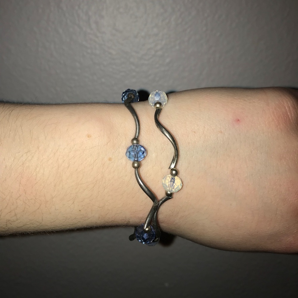 6 bracelets in great condition. Never worn.